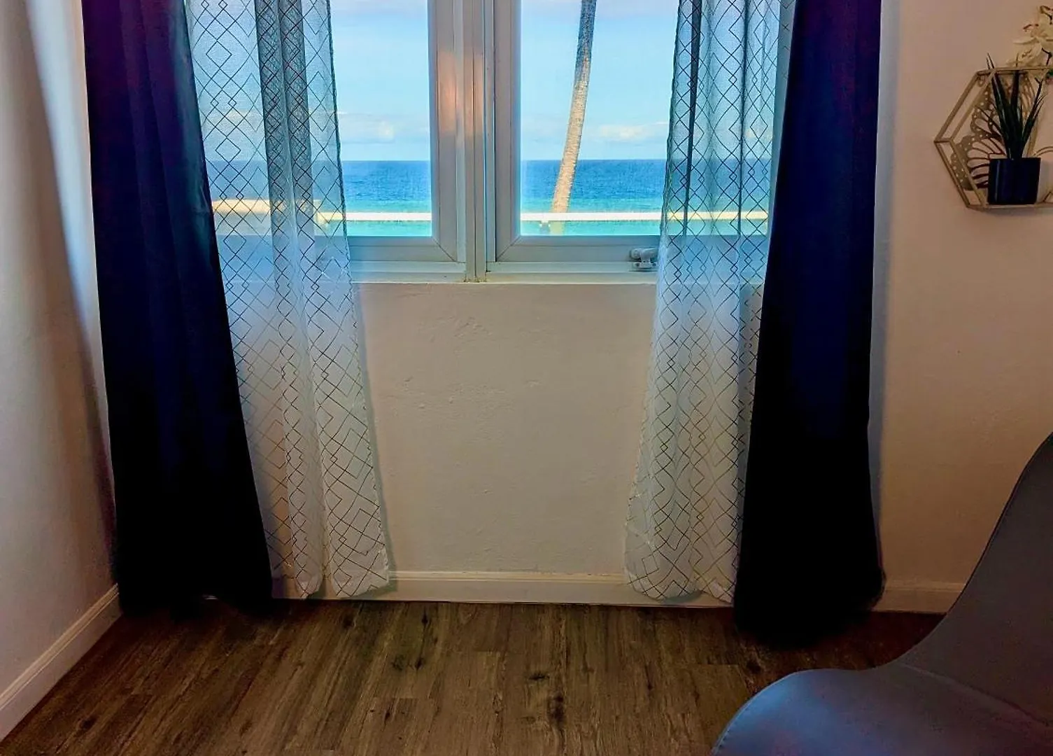 Modern Oceanfront Apartment Αρεσίμπο